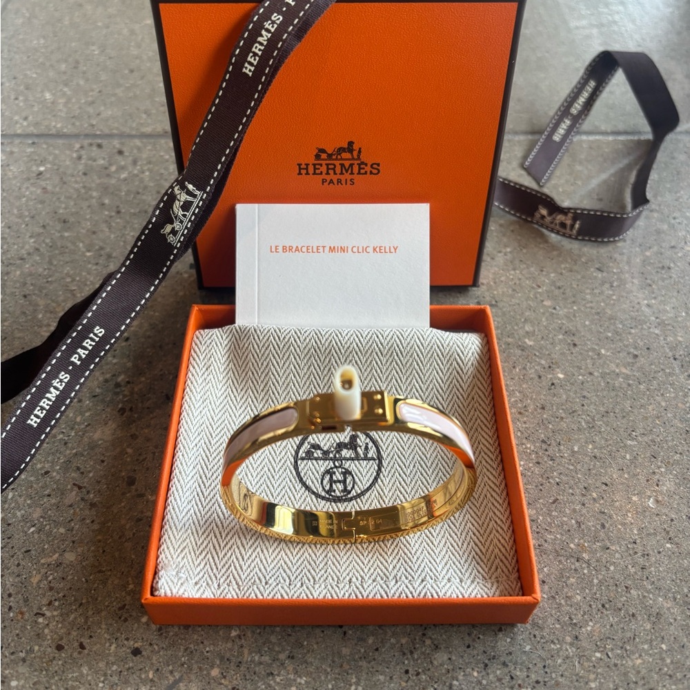 Brand New Hermes Mini Clic Kelly Bracelet Rose Gold Plated Rose Colored Enamel